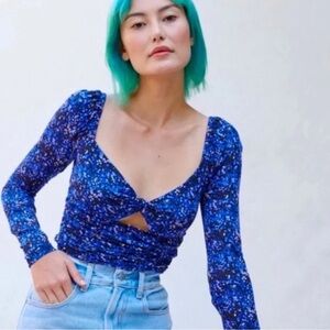 URBAN OUTFITTERS Blue Star Print Juliana Top Size Medium Crop Peasant Ruched